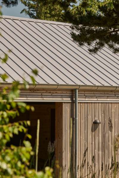 Pfannenblechen auf dem Dach schaffen die Grundlage für gemütliche Sommerhausstimmung, Torndrupskovvej 3, 9370 Hals, Dänemark